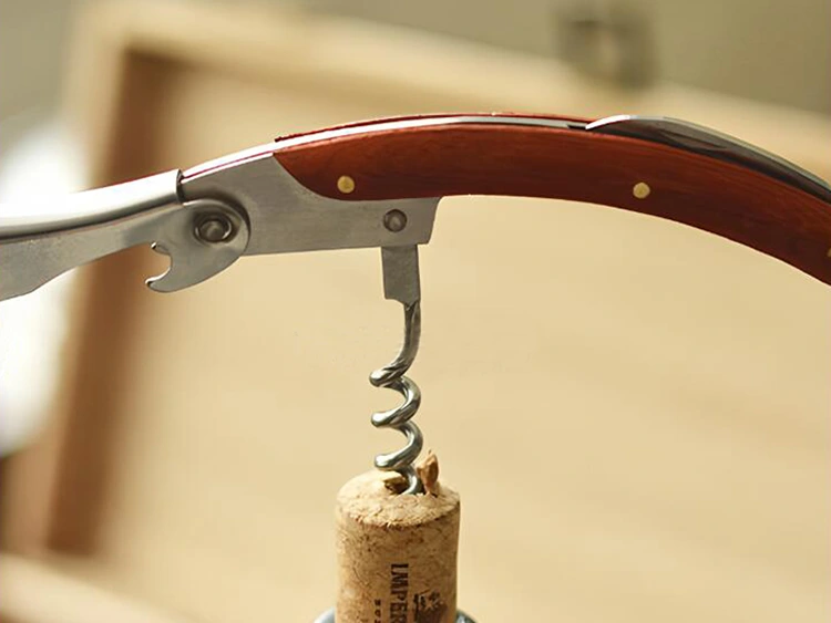 Metodo di utilizzo dell'apertura della bottiglia di coltello da vino