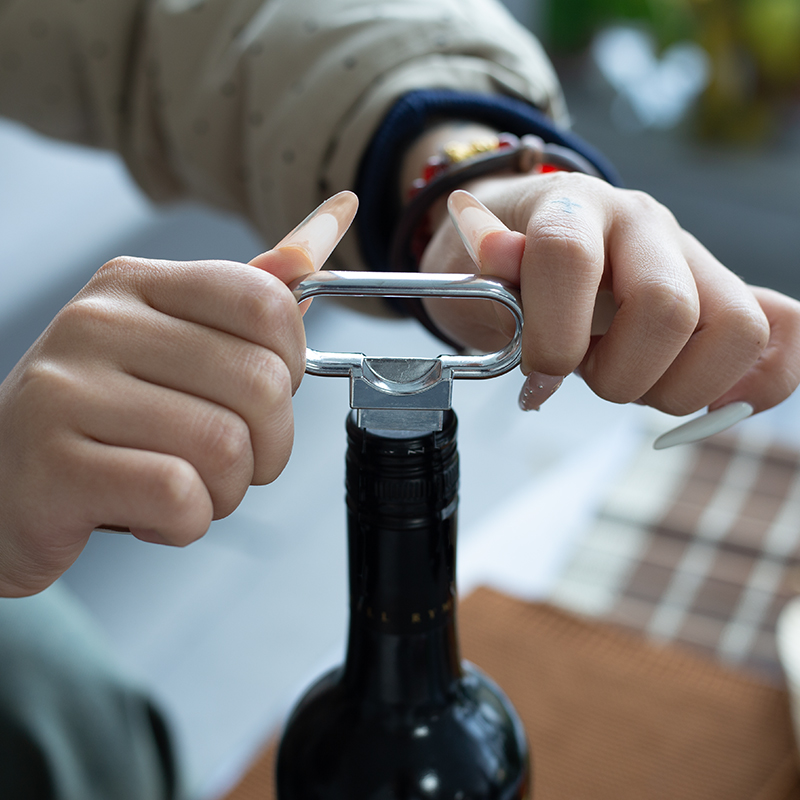 Perché i professionisti e i collezionisti del vino scelgono gli apribottiglie vintage economici?